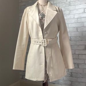 💎✨CLASSY✨💎Kittenish cream faux leather jacket.